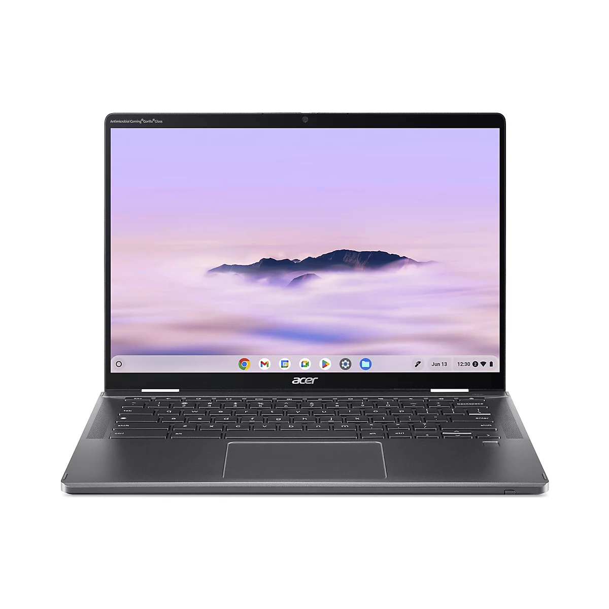 Ein Acer Chromebook Laptop in geschlossenem Zustand. Das Display zeigt eine Landschaft mit Bergen und Nebel. Der Laptop hat eine Tastatur, und das Acer-Logo ist unten zusehen.