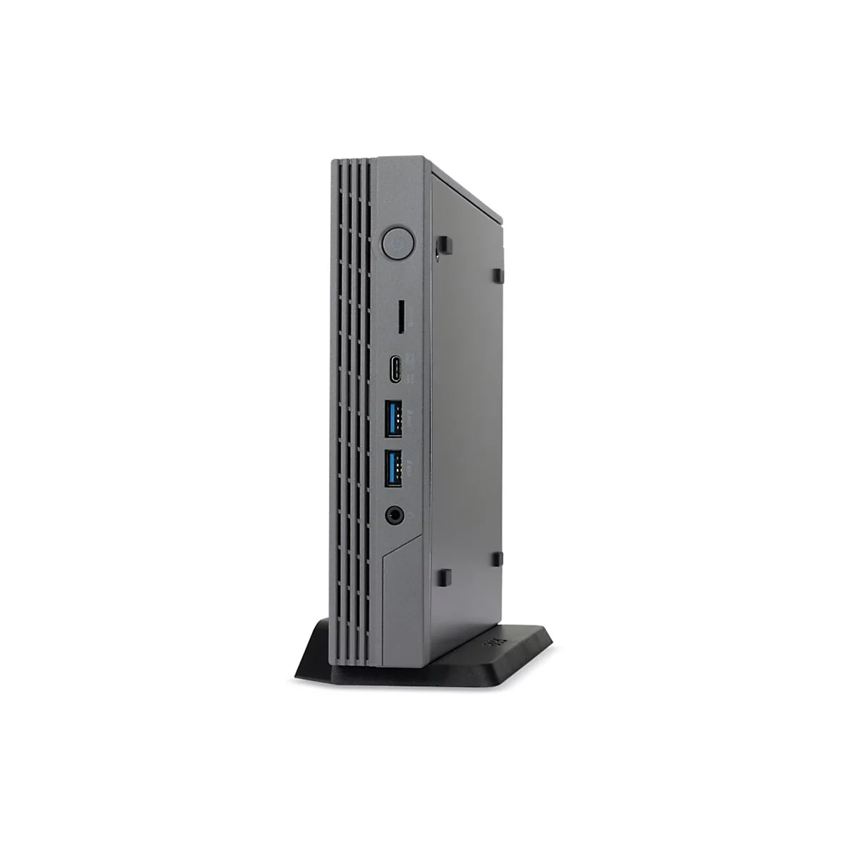 Grauer PC, im Hochformat, vor weißem Hintergrund, mit Anschlüssen und Knopfleiste an der Vorderseite, auf einem schwarzen Ständer.