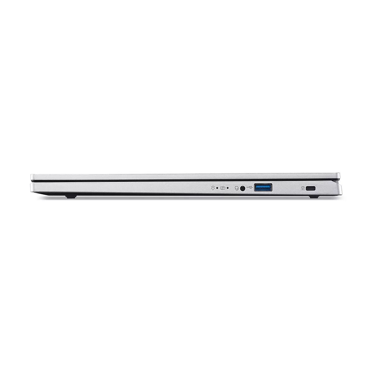 Seitenansicht eines silbernen Laptops, der auf einer weißen Oberfläche liegt. Es sind Anschlüsse, Power-Button und Lüftungsschlitze zu sehen.