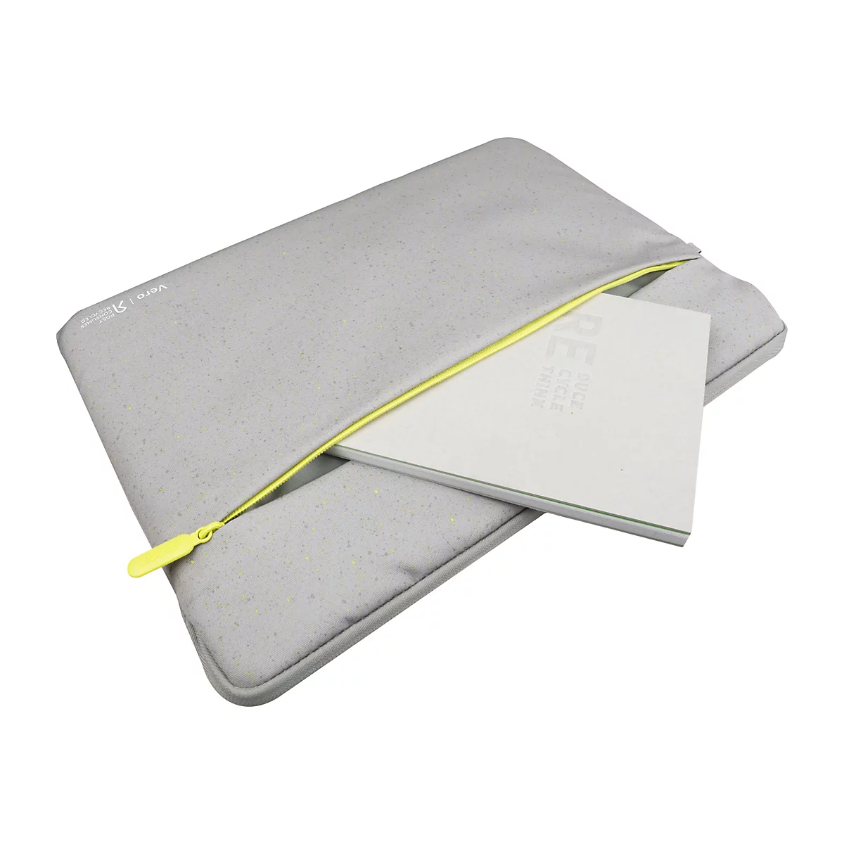 Graue Laptoptasche mit gelbem Reißverschluss, aus der ein weißes Heft mit der Aufschrift Re-Cycle-Think ragt.