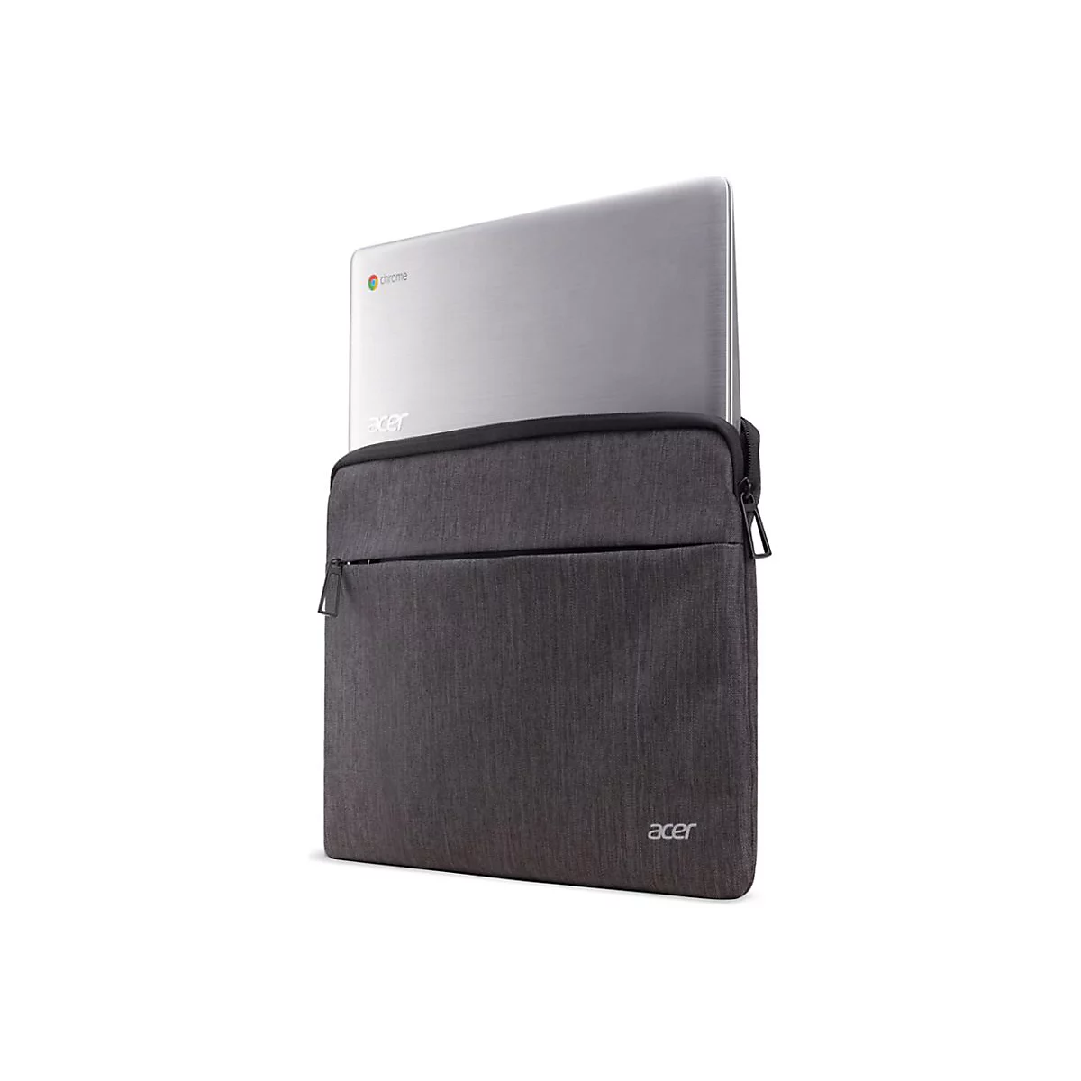 Ein silberner Acer Chromebook Laptop steckt in einer dunkelgrauen Stoff-Laptoptasche vor weißem Hintergrund.