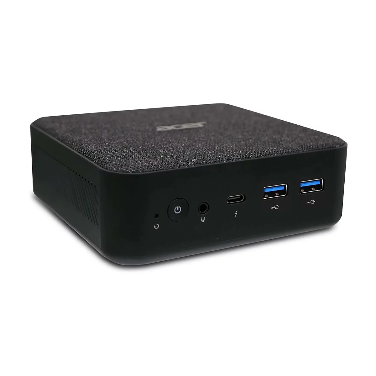 Schwarzer Acer Mini-PC, die Oberseite mit Stoffstruktur. Auf der Vorderseite befinden sich Anschlüsse und ein Power-Knopf.