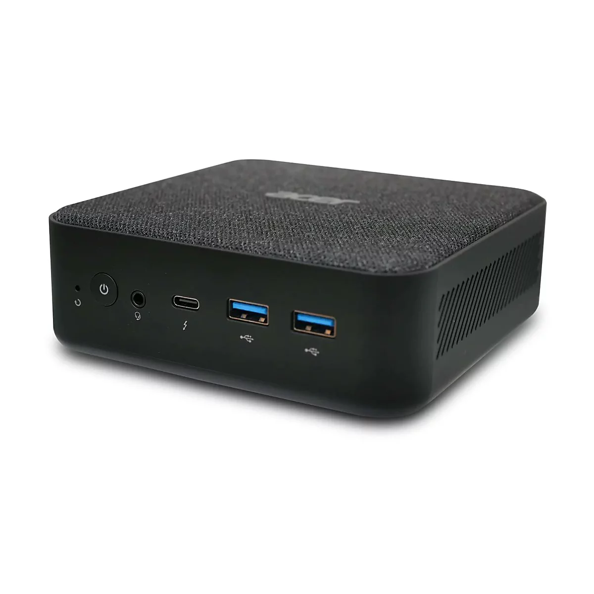 Schwarzer Mini-PC mit Stoffoberfläche, Front mit Anschlüssen wie USB, Audio und Power-Taste. Weißer Hintergrund.