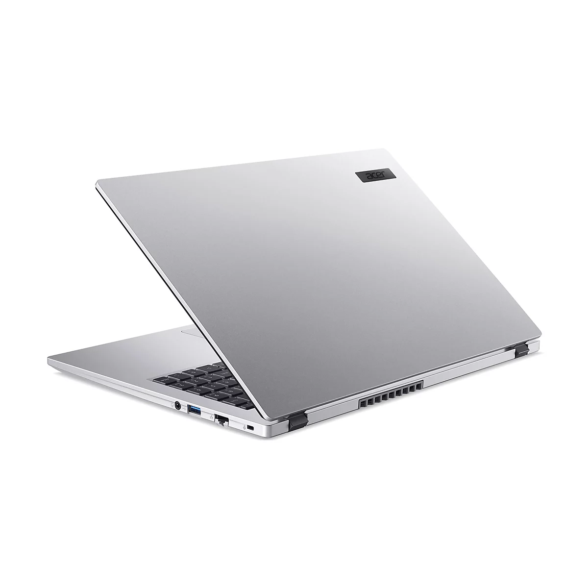 Ein silberner Acer Laptop steht leicht geöffnet auf weißem Hintergrund. Auf dem Deckel steht der Name 'Acer'.