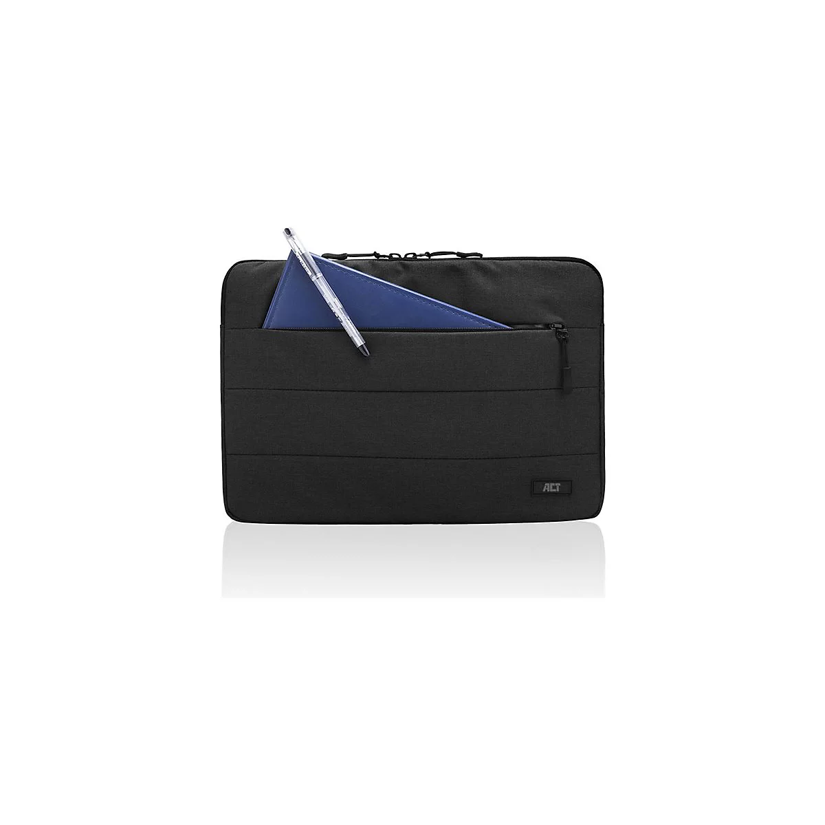 Schwarze Laptoptasche mit Fronttasche, darin ein blauer Notizblock und ein Kugelschreiber, isoliert auf Weiß.
