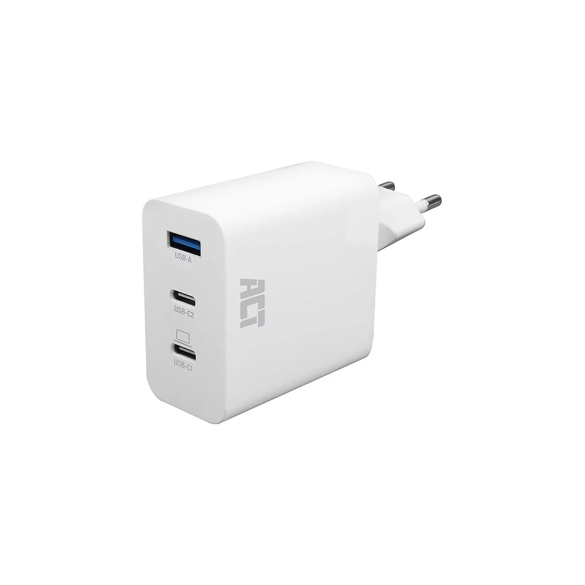 Weißes ACT Ladegerät mit drei Anschlüssen, USB-A und zwei USB-C-Ports, vor neutralem Hintergrund.