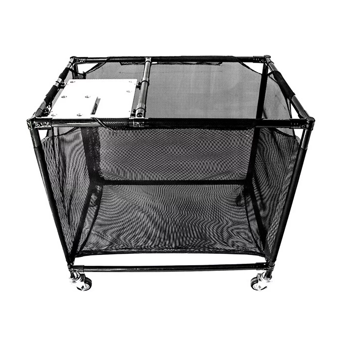 Zwarte wasmand op wielen. De mand heeft een metalen frameconstructie met gaaswanden en een plaat aan één kant.