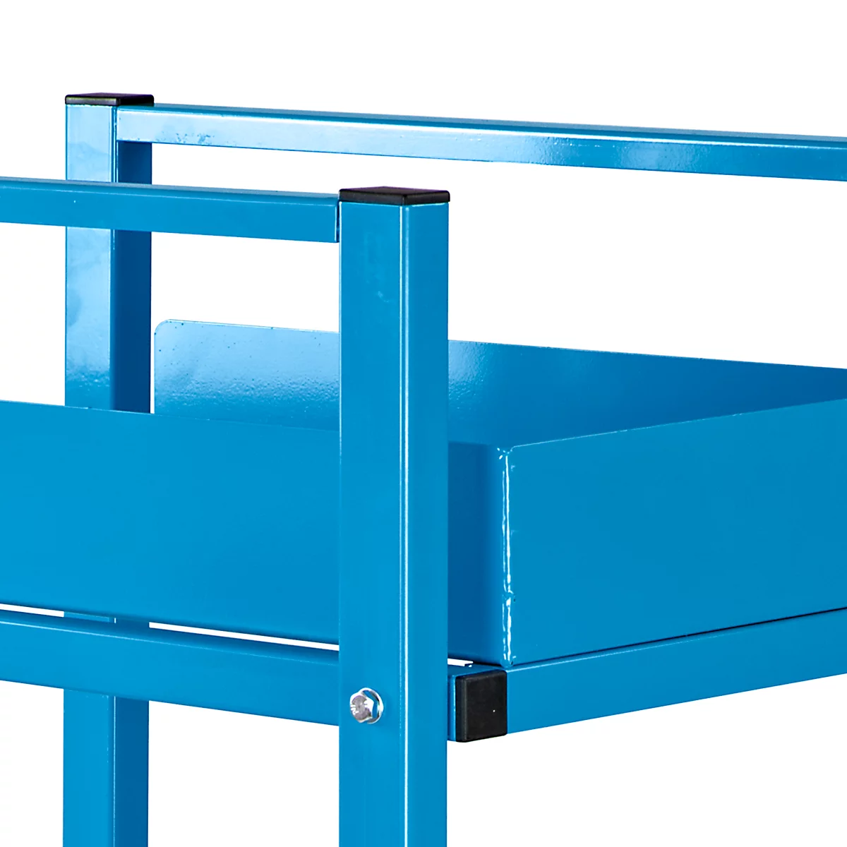 Blauer Metallrahmen, Detailansicht. Schwarze Eckverbinder und eine Kiste sind zu sehen.