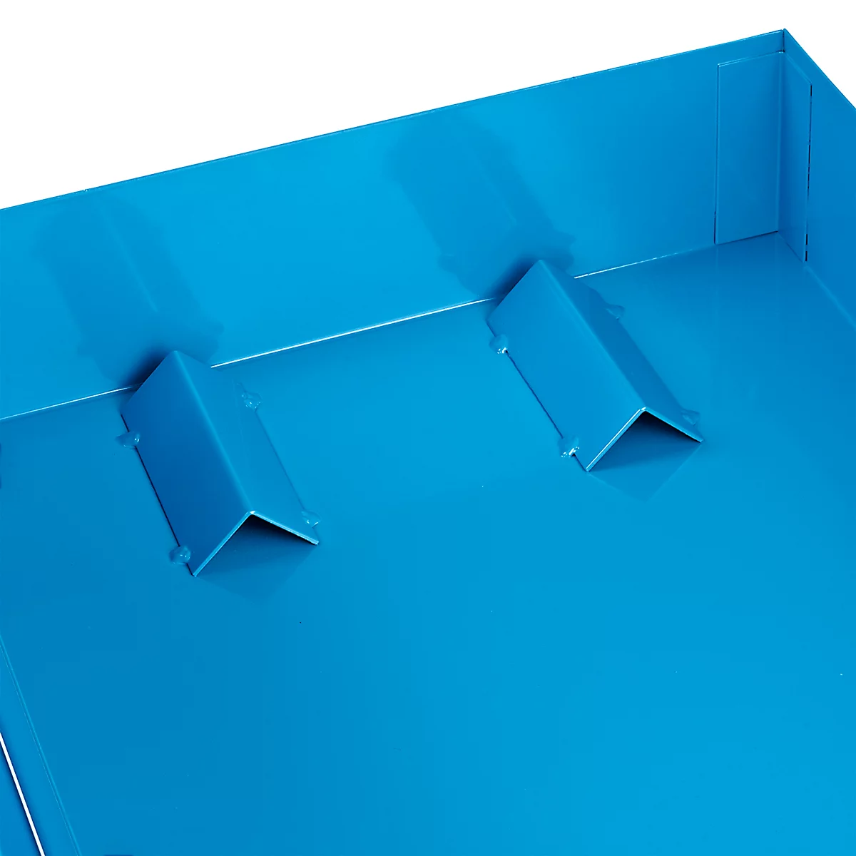 Close-up van een blauwe metalen doos met twee hoekbeugels.