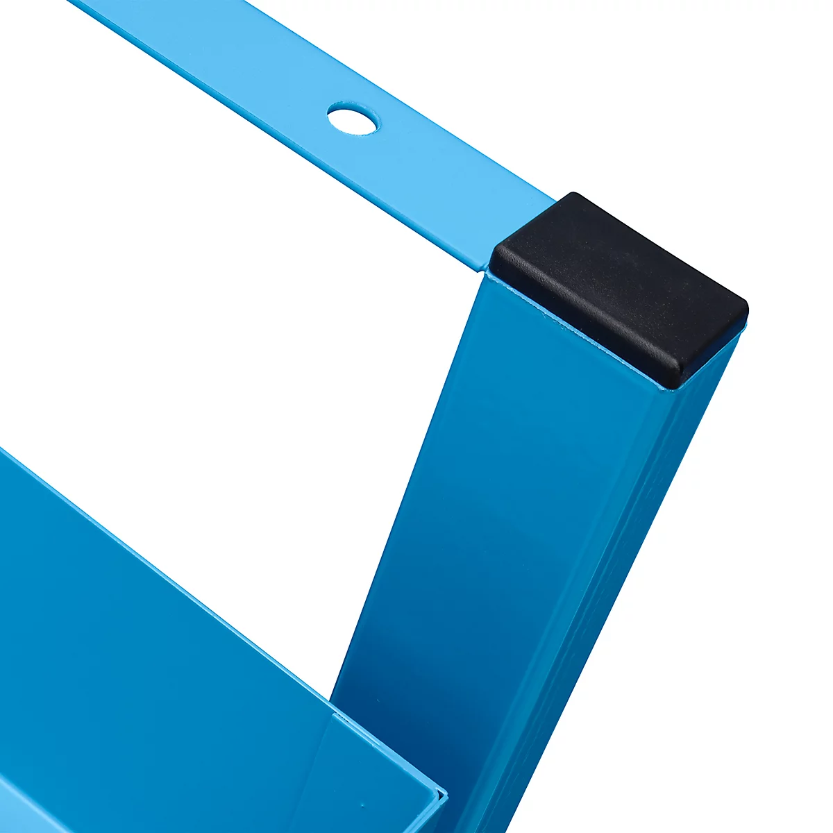 Close-up van een blauw metalen frame met zwarte hoekbeschermer op een witte achtergrond.