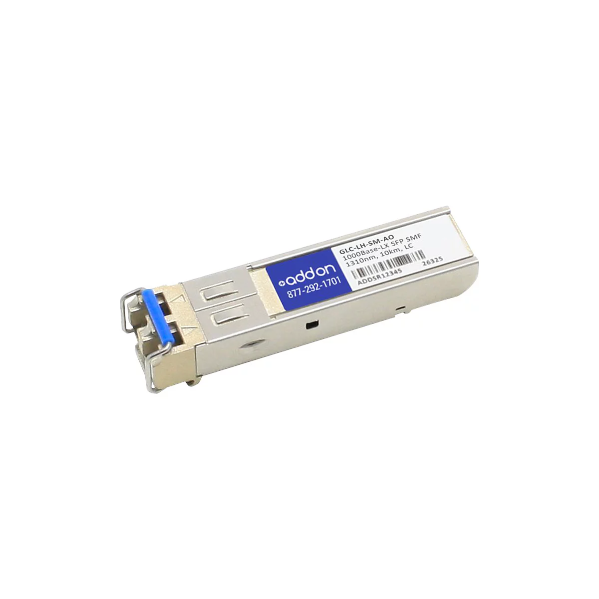 Ein metallisches SFP-Transceiver-Modul mit blauem Etikett und Haltebügel vor weißem Hintergrund.