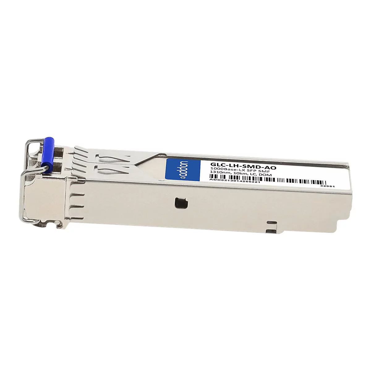Ein silberner SFP-Transceiver mit blauem Hebel und weißem Produktetikett vor weißem Hintergrund.