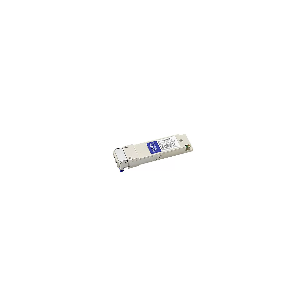 Ein silberner QSFP-Transceiver mit blauem Addon-Label und technischen Spezifikationen vor weißem Hintergrund.