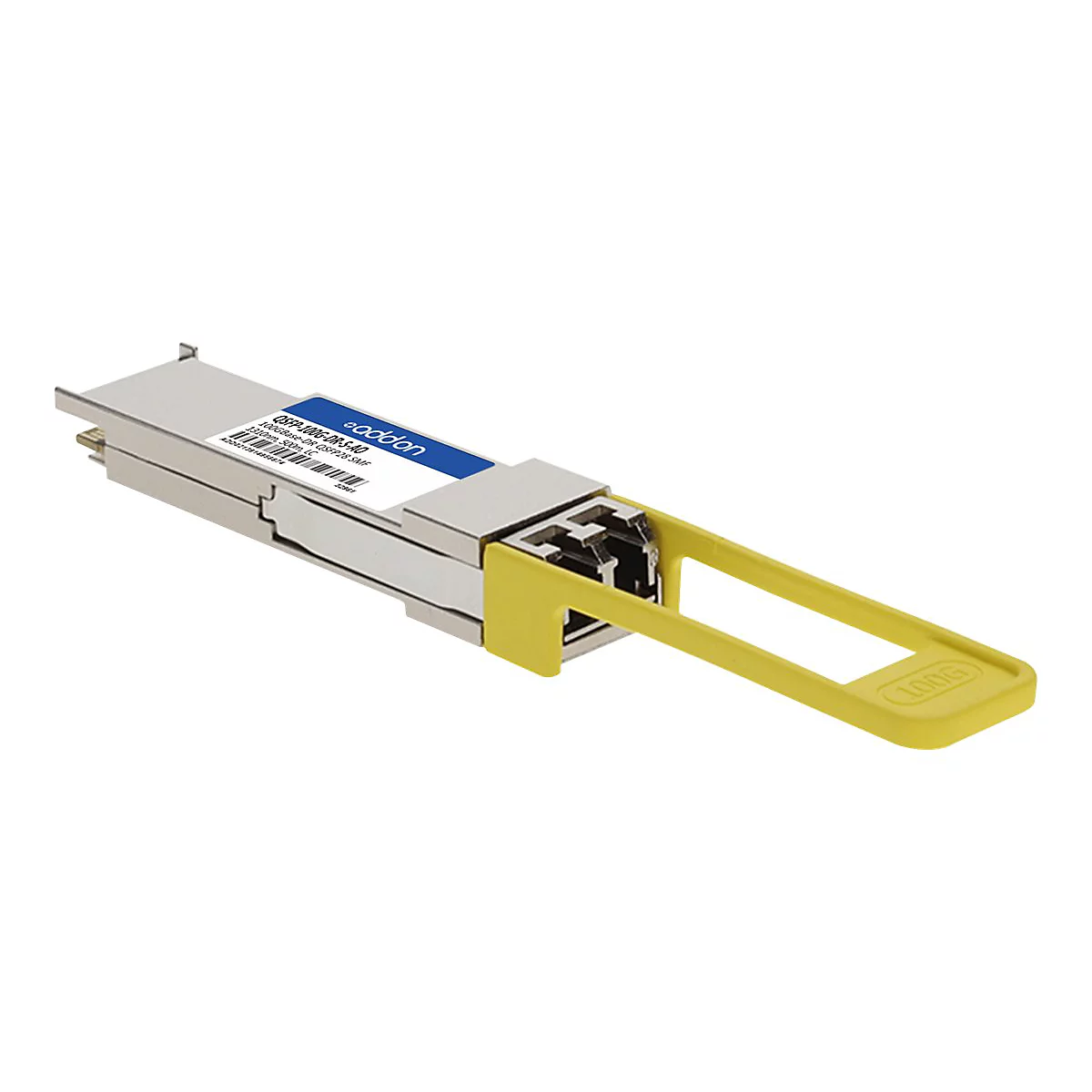 AddOn QSFP28 Transceiver Modul in Silber mit gelbem Entriegelungshebel vor weißem Hintergrund.