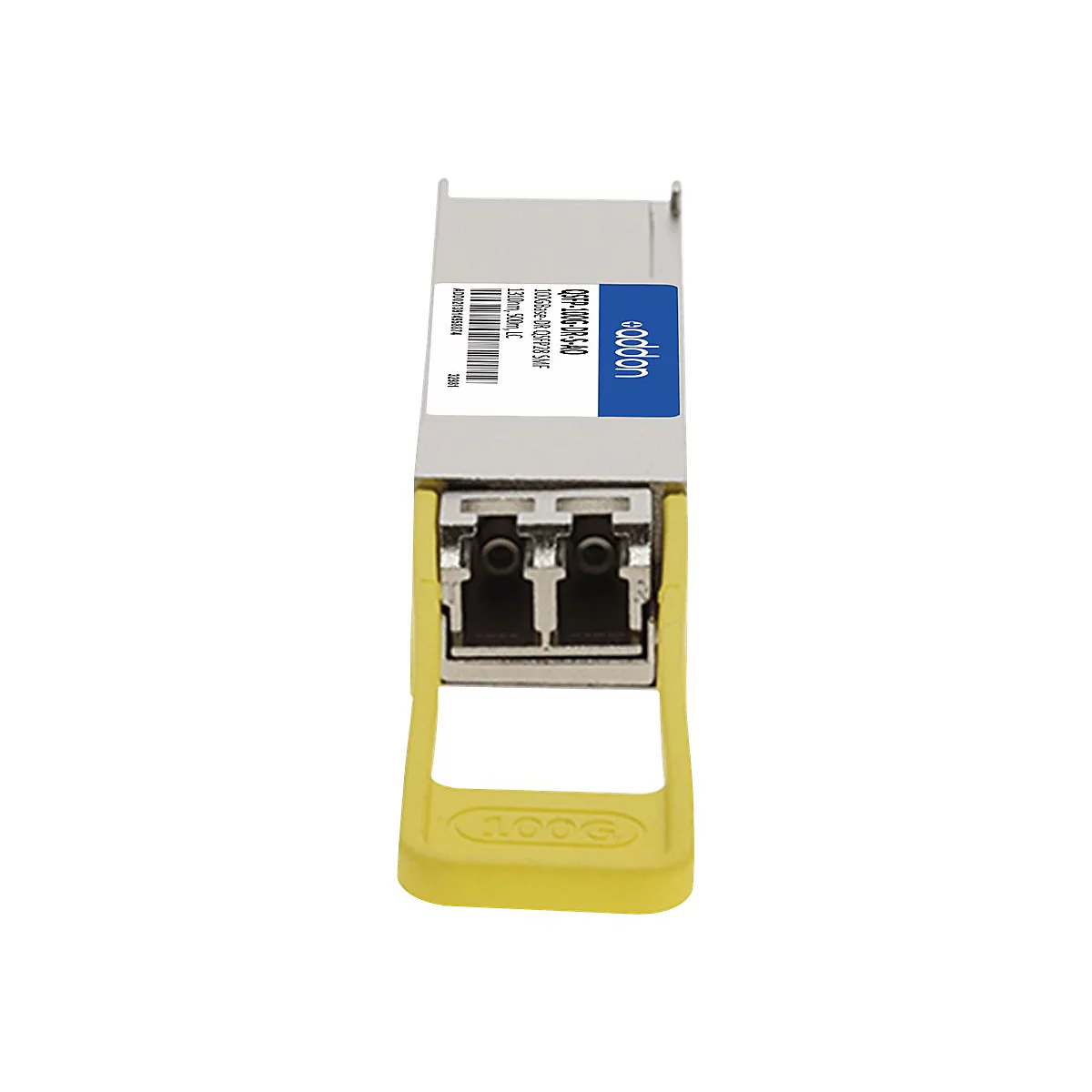 QSFP28-Transceiver aus Metall mit gelbem Griff und blauem Aufkleber vor weißem Hintergrund.