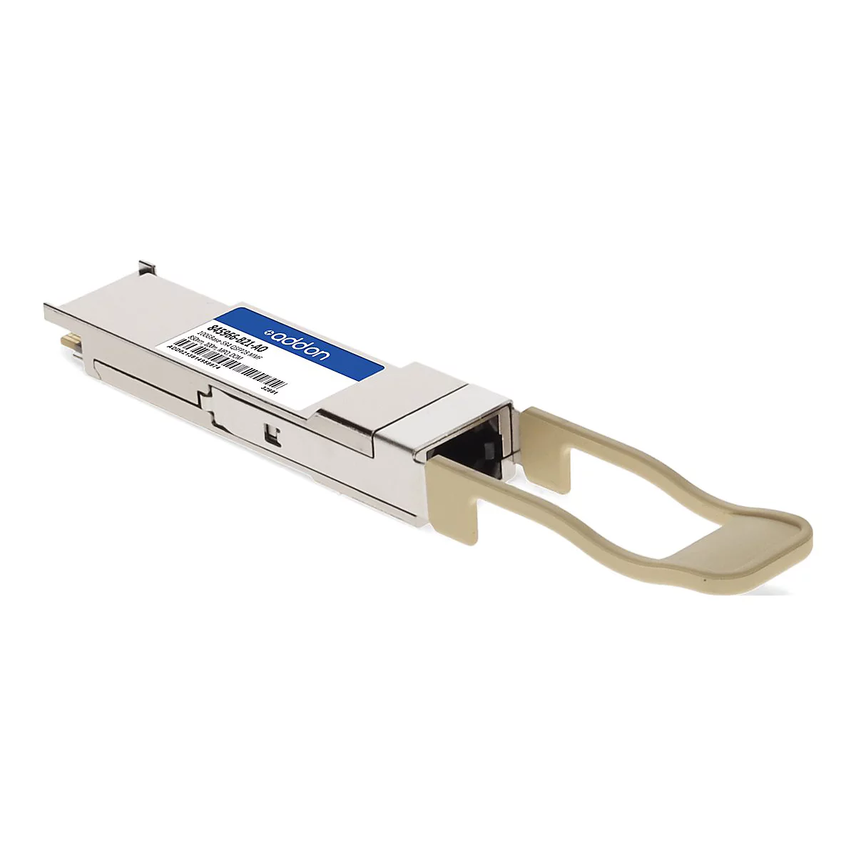 Ein silberner QSFP28-Glasfaser-Transceiver mit blauem Etikett und beigem Entriegelungshebel vor weißem Hintergrund.