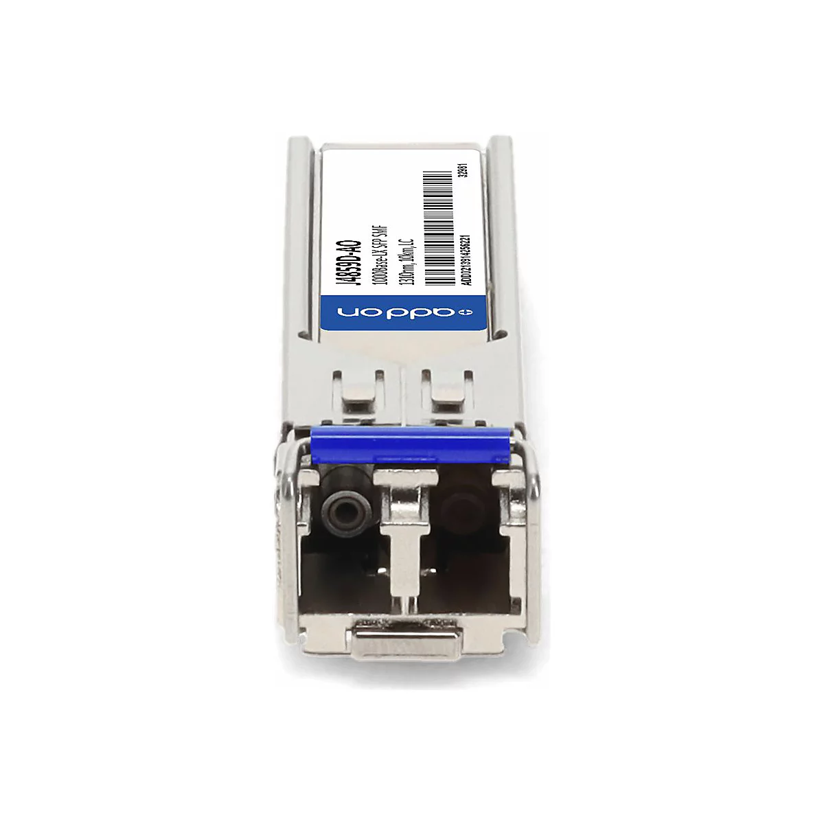Ein silberner SFP-Transceiver mit blauem Entriegelungshebel und einem weißen Etikett von AddOn vor weißem Hintergrund.