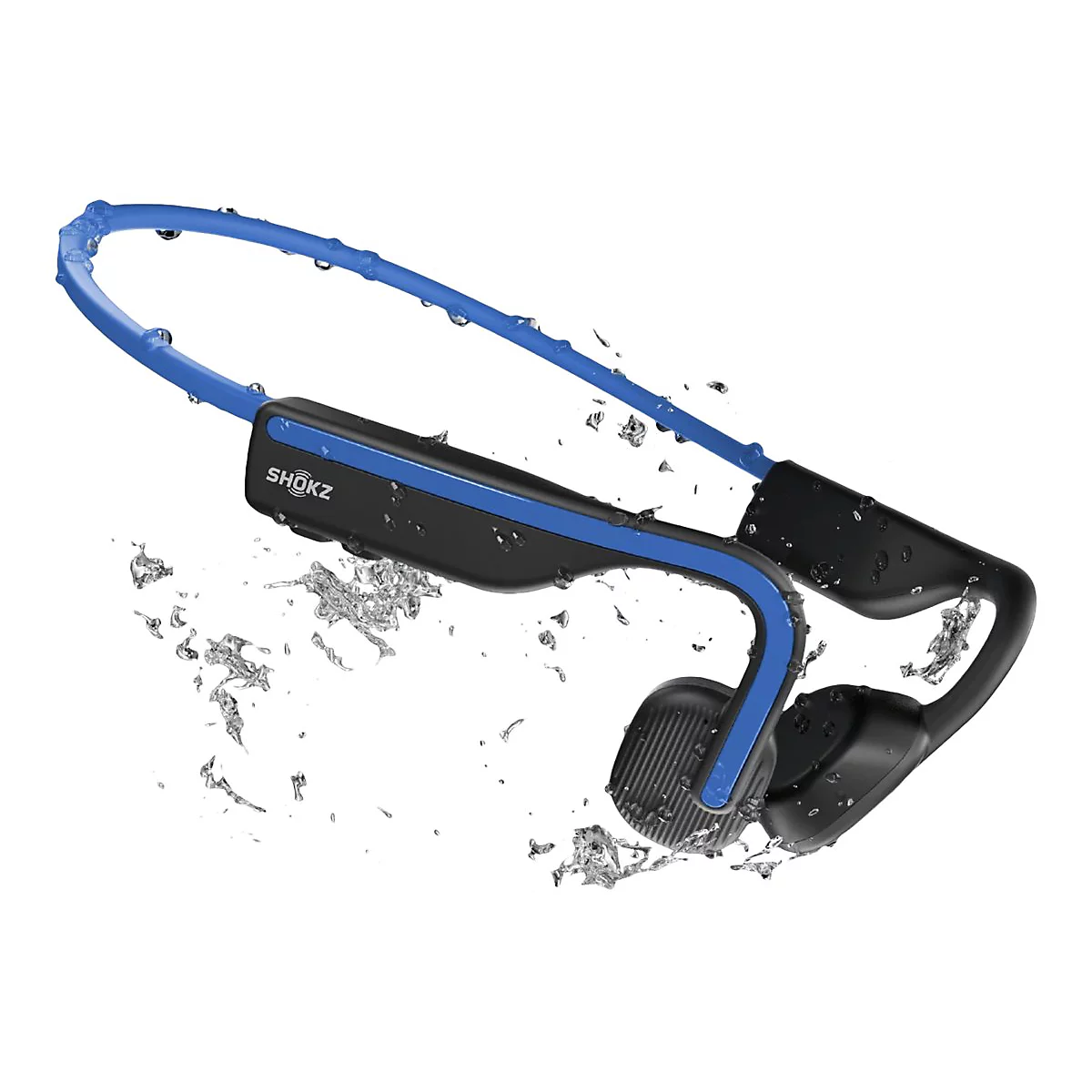 Blauer und schwarzer Shokz Knochenschall-Kopfhörer, umgeben von spritzendem Wasser.
