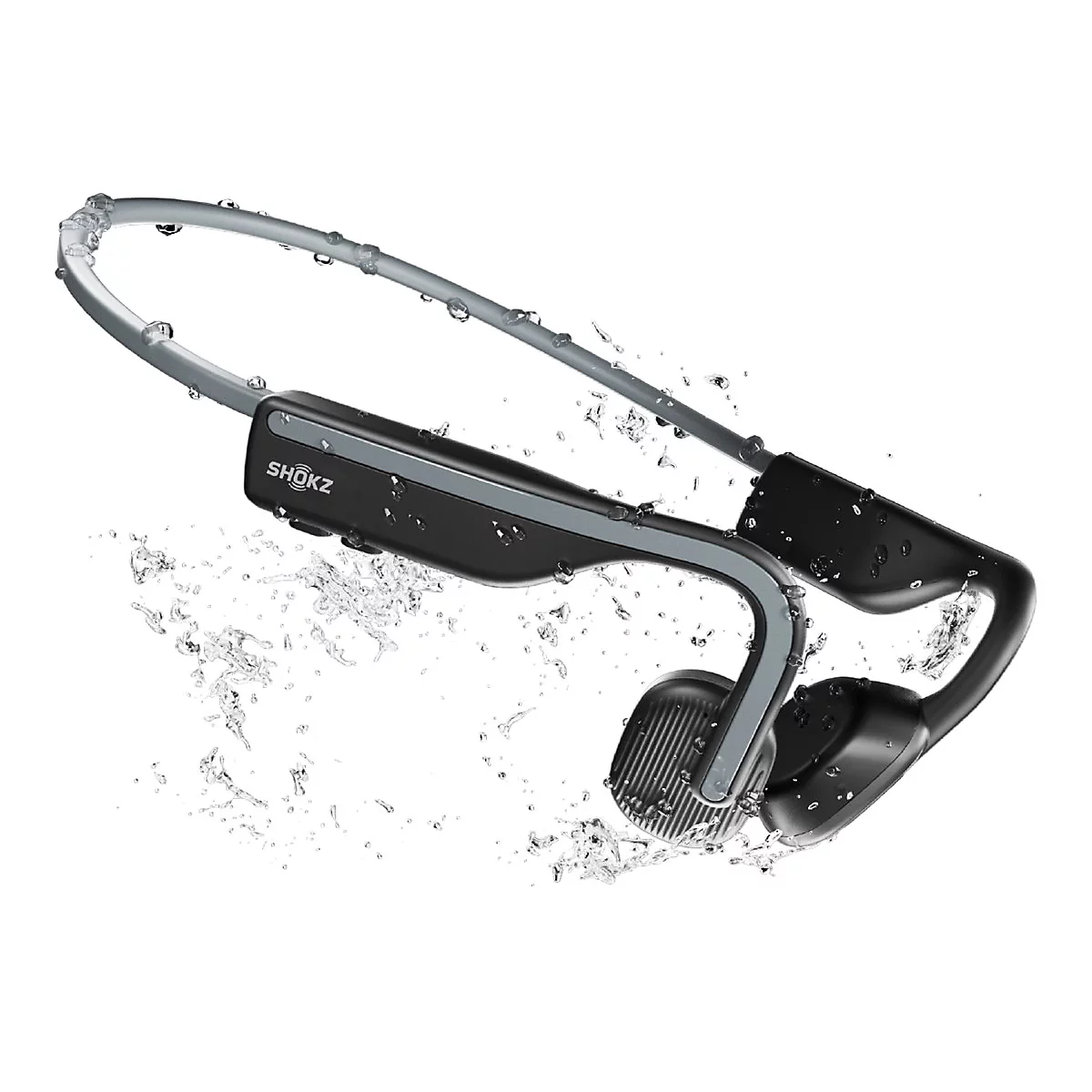 Schwarze Shokz-Knochenschallkopfhörer vor weißem Hintergrund mit spritzendem Wasser umgeben.