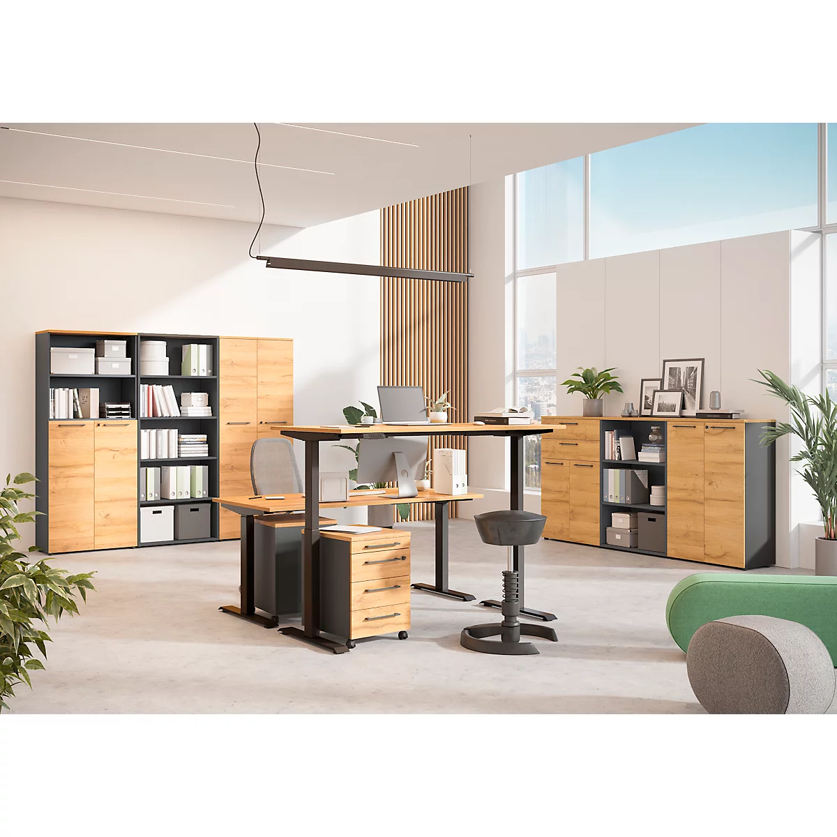 Kantoor met in hoogte verstelbaar bureau, kasten, stoel, planten, laptop en een groot raam.