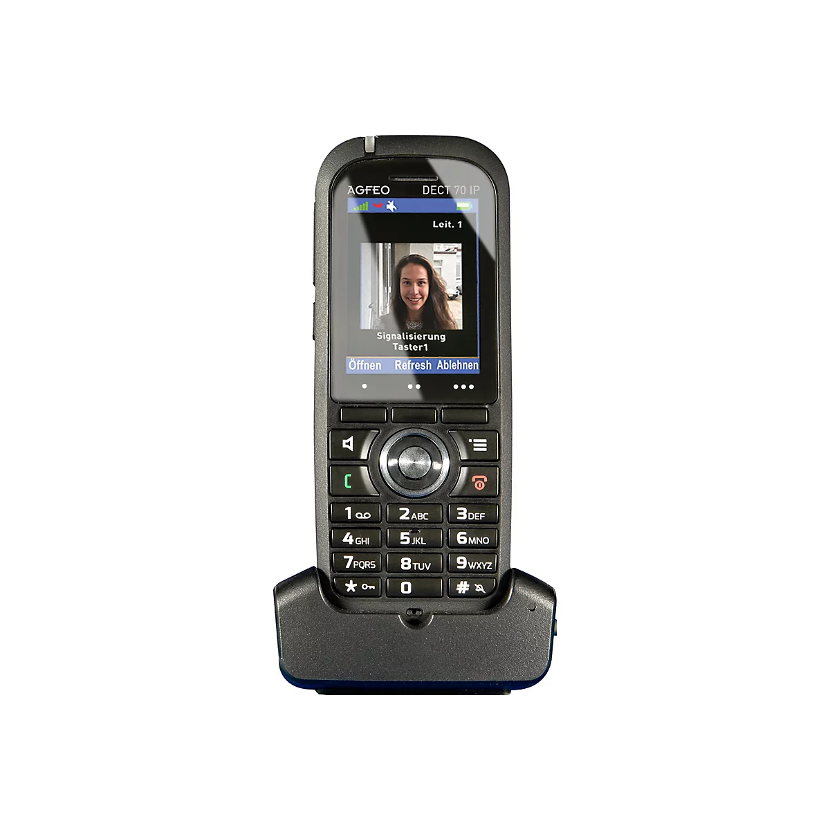 Schwarzes AGFEO DECT 70 IP Schnurlostelefon in Ladeschale mit Display-Anzeige einer Türsprechstelle.