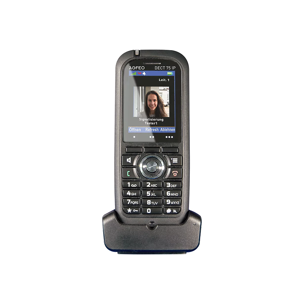 Schwarzes AGFEO DECT 75 IP Telefon in der Ladeschale mit leuchtendem Display und Anruferfoto.