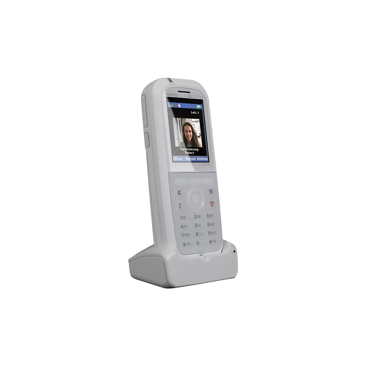 Weißes AGFEO DECT 77 IP Schnurlostelefon in der Ladeschale mit Display-Anzeige einer Türsprechstelle.