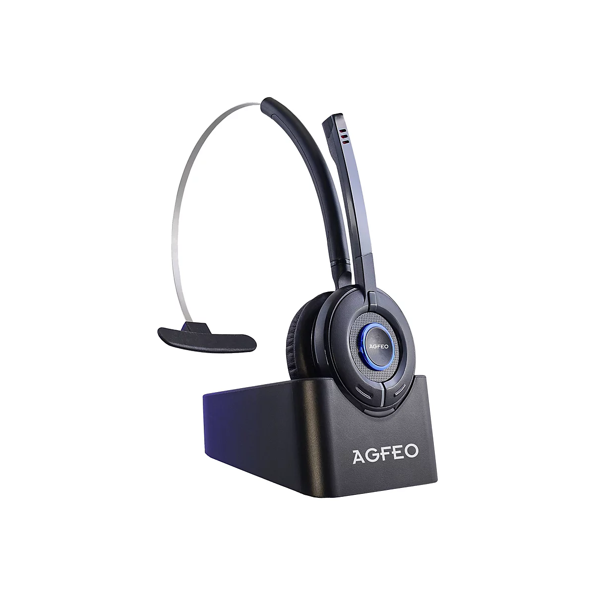 Schwarzes AGFEO Headset mit Mikrofonarm steht in einer passenden Ladestation vor weißem Hintergrund.