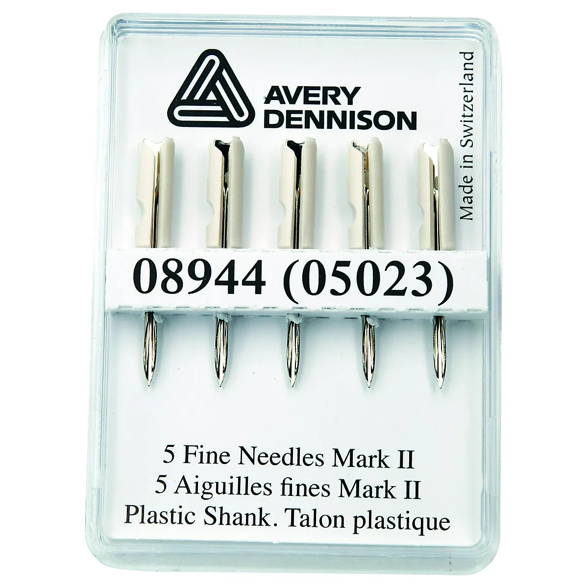 Cinq aiguilles fines dans un boîtier en plastique transparent. Inscription : Avery Dennison, 08944, 5 Fine Needles, Plastic Shank. Fabriqué en Suisse.