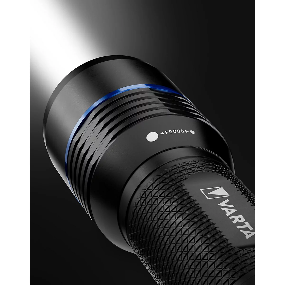 Nahaufnahme einer schwarzen Taschenlampe mit blauem Ring und der Aufschrift "Focus". Helles Licht nach oben gerichtet.