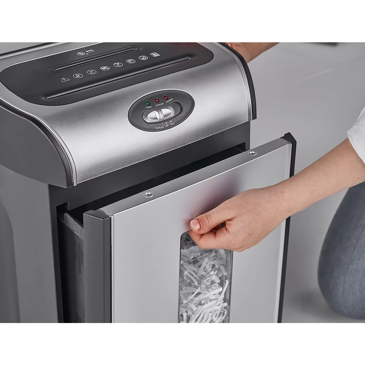 Aktenvernichter PN 415D, Partikelschitt 4 x 38 mm, P-4, 18 l, 13-15 Blatt Schnittleistung, Antipapierstau, mit Rollen, schwarz-silber 
