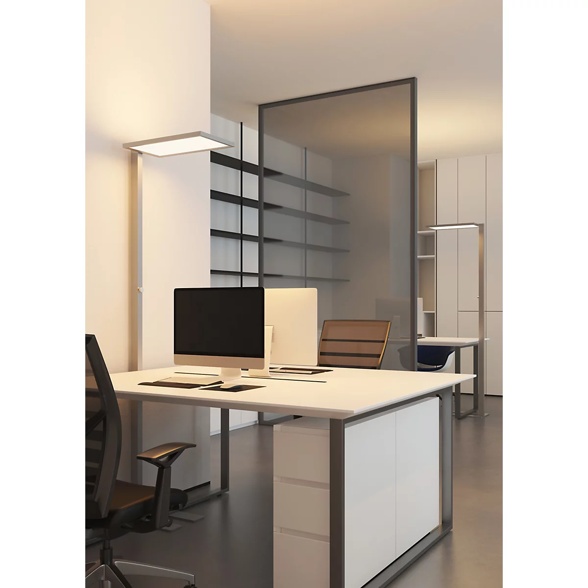 Bureau avec bureaux, ordinateurs, cloisons et dossiers. Minimaliste et lumineux.