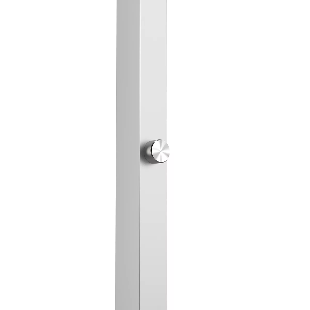Un poteau gris rectangulaire avec un bouton rond argenté sur le côté.