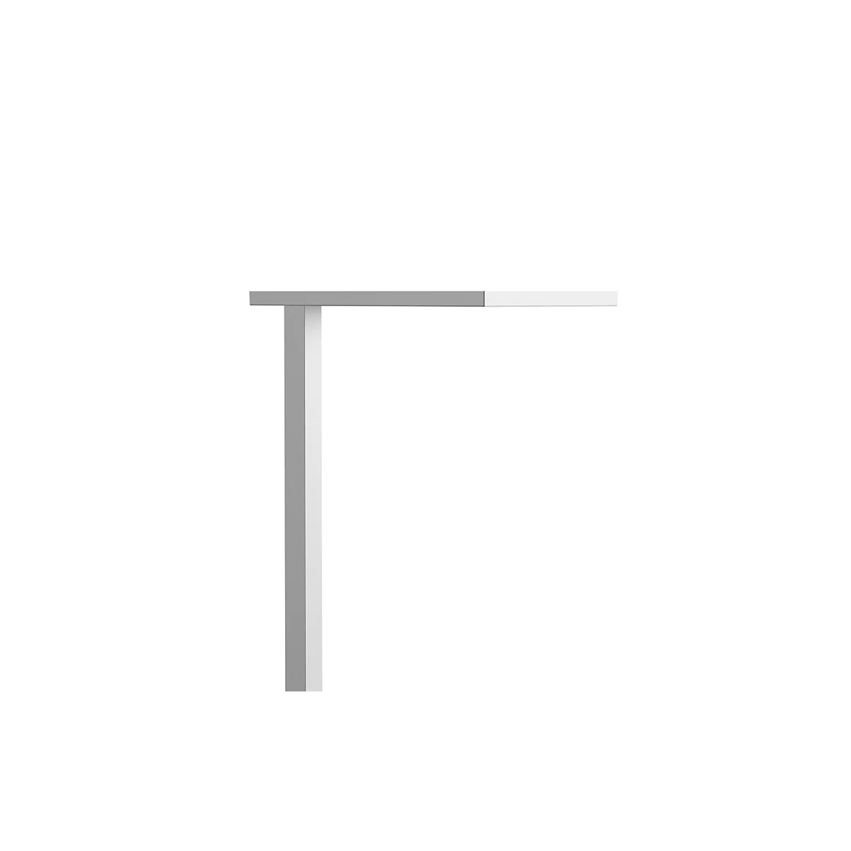 Graue, minimalistische Schreibtischlampe, weißer Hintergrund. Sie hat einen quadratischen Lampenkopf und einen geraden Stiel.