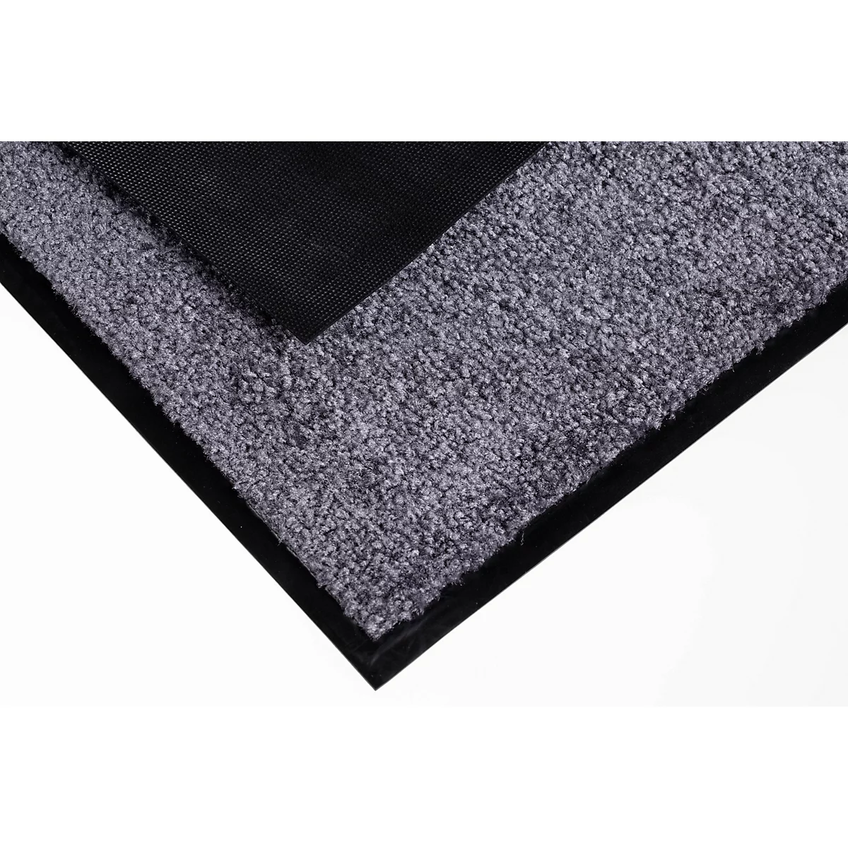 Primer plano de un felpudo gris con borde de goma negro y base antideslizante.