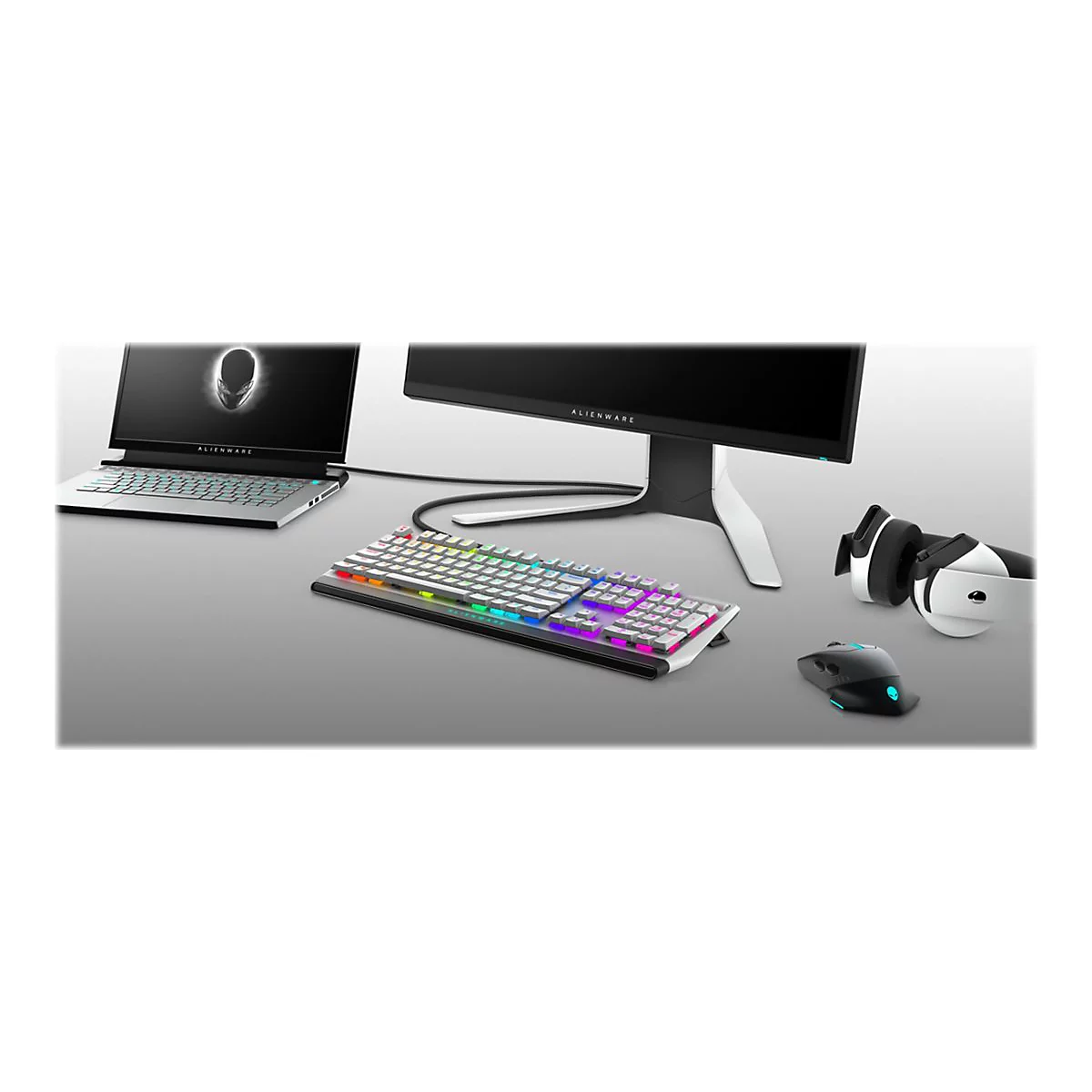 Schreibtisch-Setup mit Alienware-Laptop, Monitor, Tastatur, Maus und Headset; alle mit RGB-Beleuchtung.