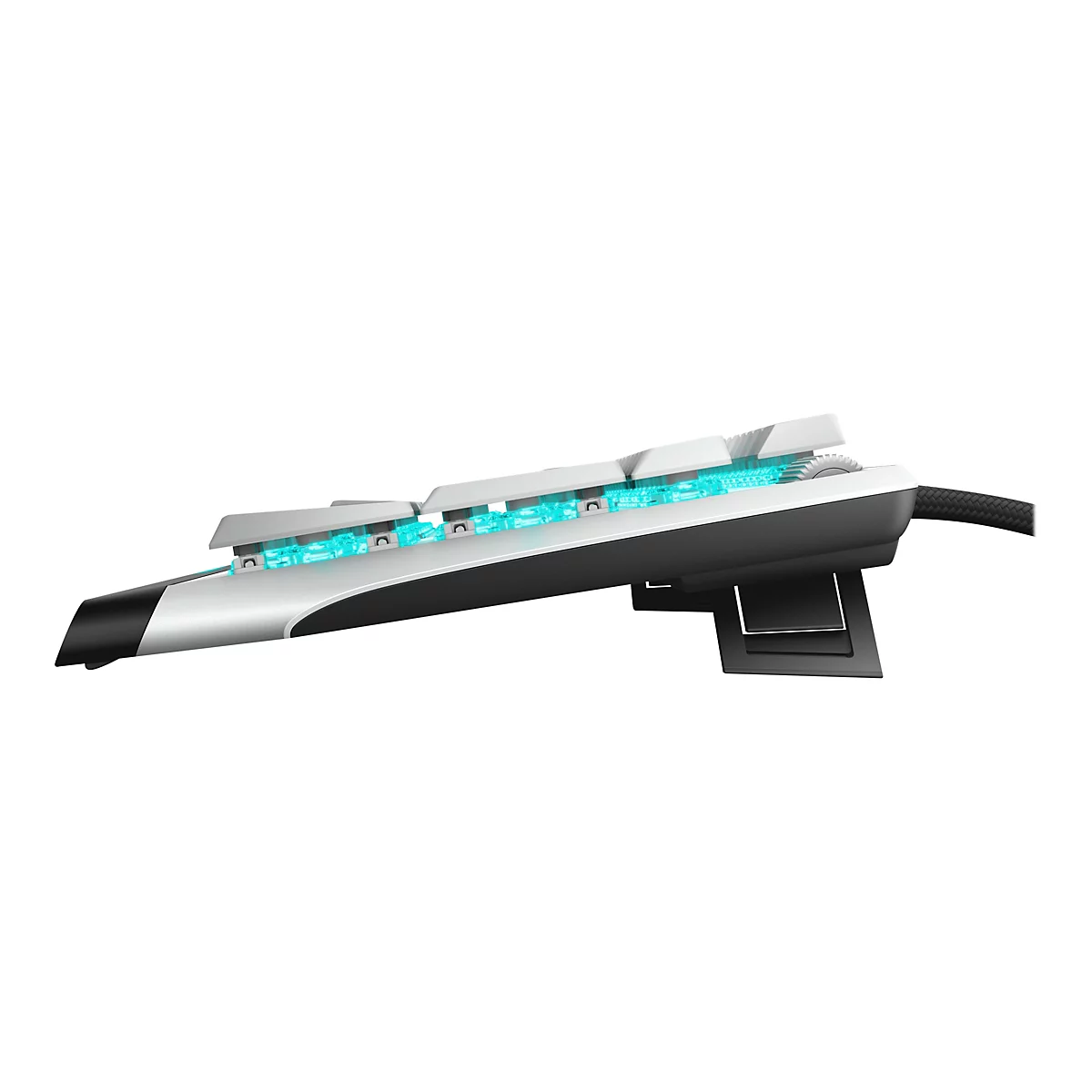 Seitenansicht einer weißen und silbernen Gaming-Tastatur mit blauer Beleuchtung. Das Kabel ist an der Seite. Die Tastatur steht auf einem schwarzen Ständer.