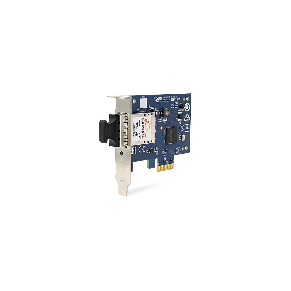 Blaue Netzwerkkarte mit eingesetztem optischen Transceiver und Metallblende vor weißem Hintergrund.