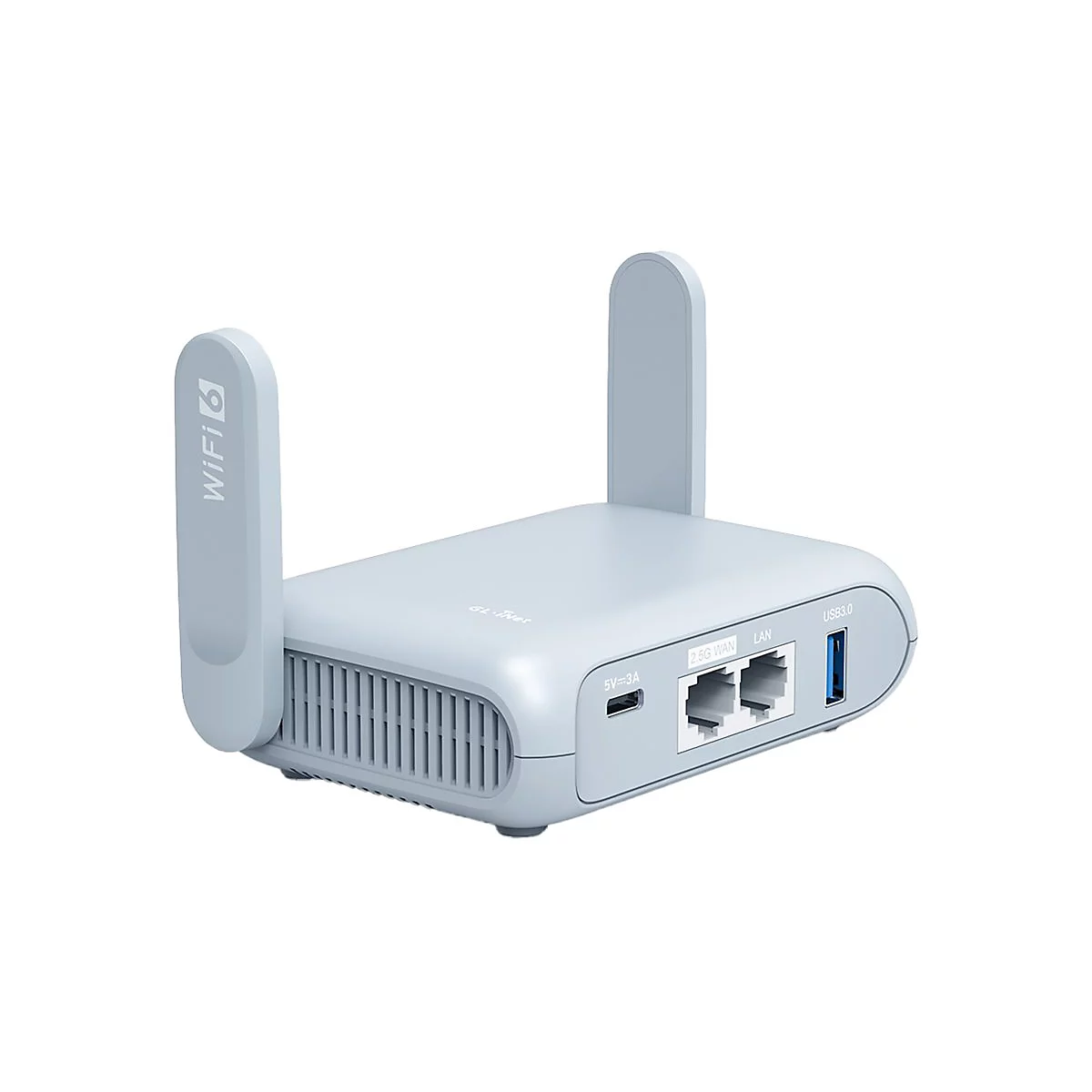Heller GL.iNet WLAN-Router mit zwei Antennen, Anschlüssen für LAN, WAN, USB 3.0 und Strom vor weißem Hintergrund.