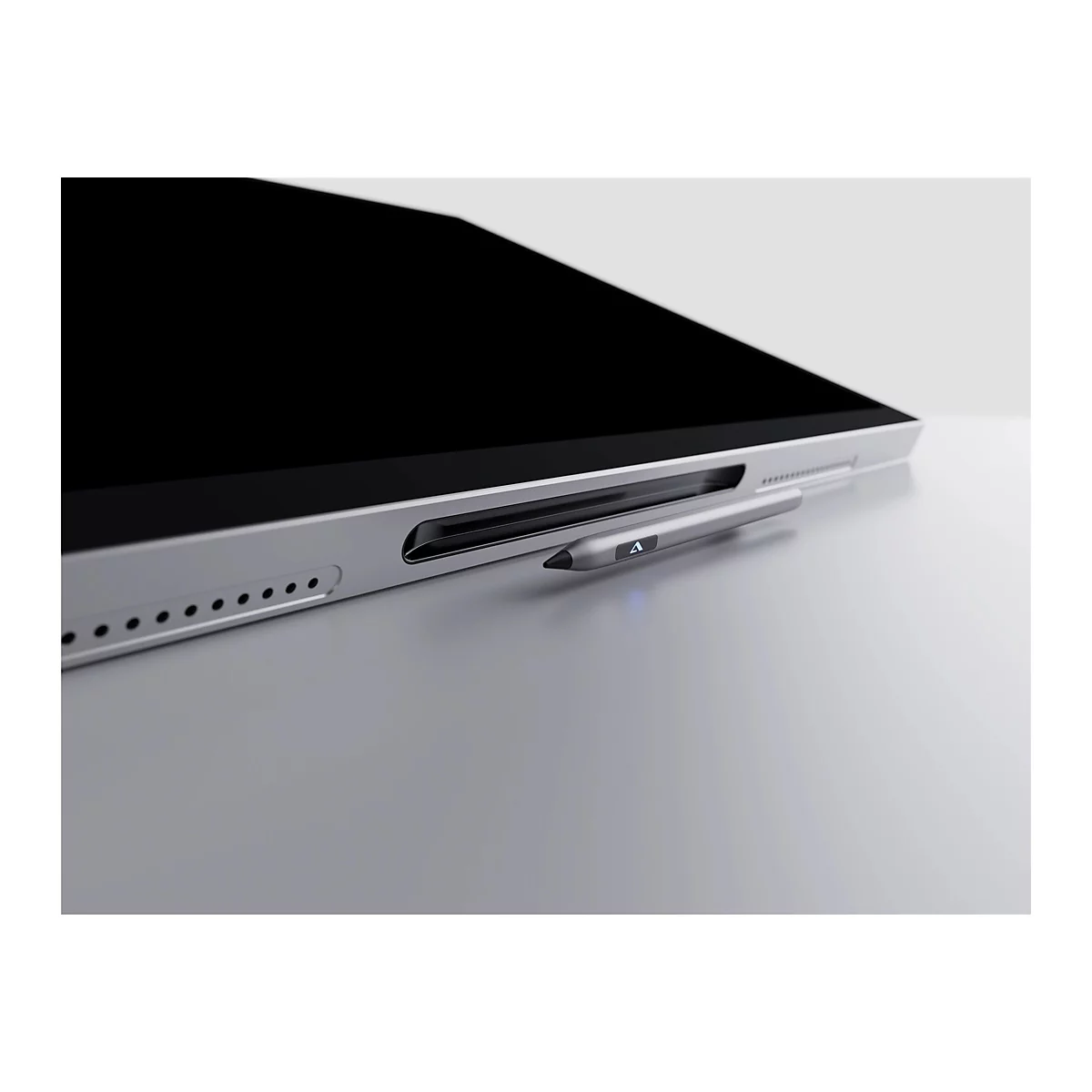Nahaufnahme eines silbernen Eingabestifts, der magnetisch an der Seite eines flachen Tablets befestigt ist.