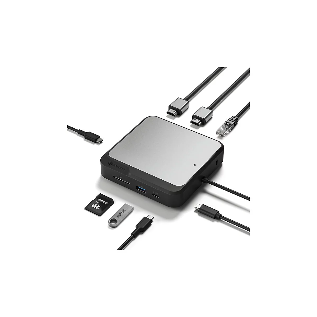 Quadratischer, silber-schwarzer USB-C-Hub mit ZubehÃ¶r: SD-Karte, USB-Stick, Kabel.