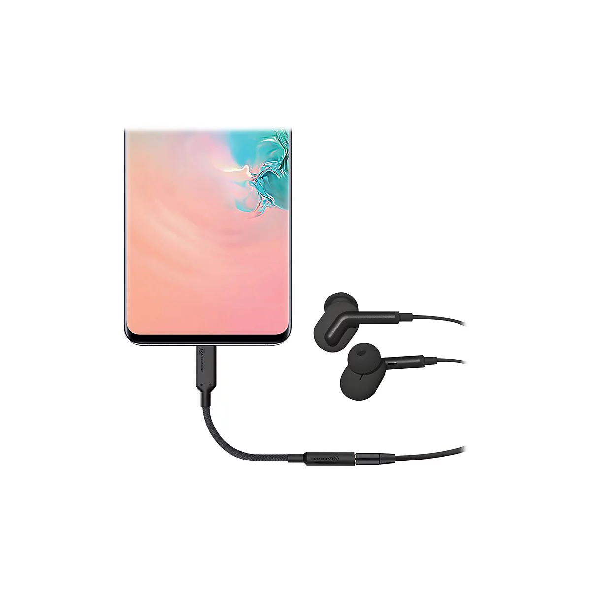 Schwarze In-Ear-Kopfhörer mit USB-C-Adapter angeschlossen an ein Smartphone vor weißem Hintergrund.