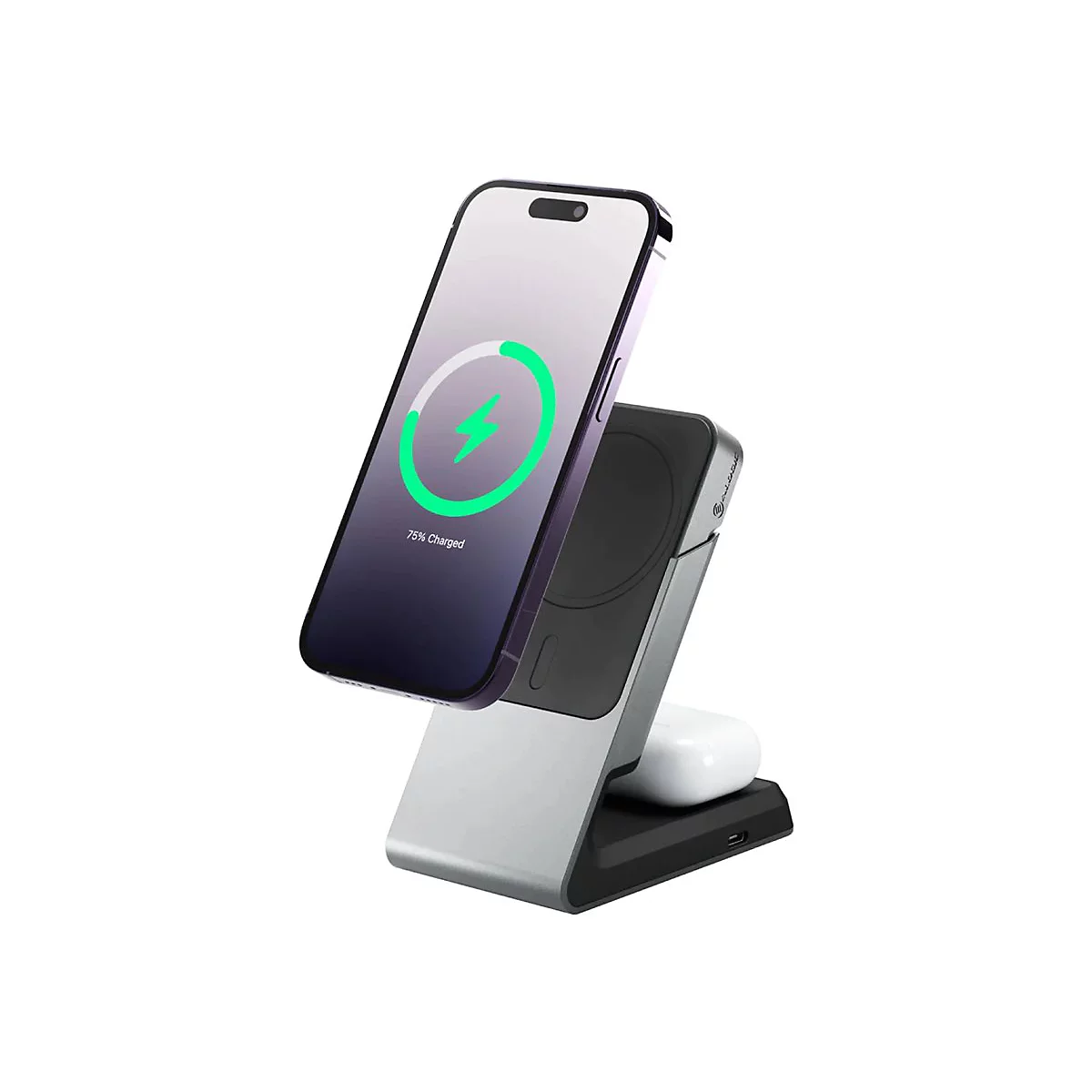 Ein silberne Ladestation lädt ein iPhone und AirPods. Auf dem Display steht 75 Prozent geladen.
