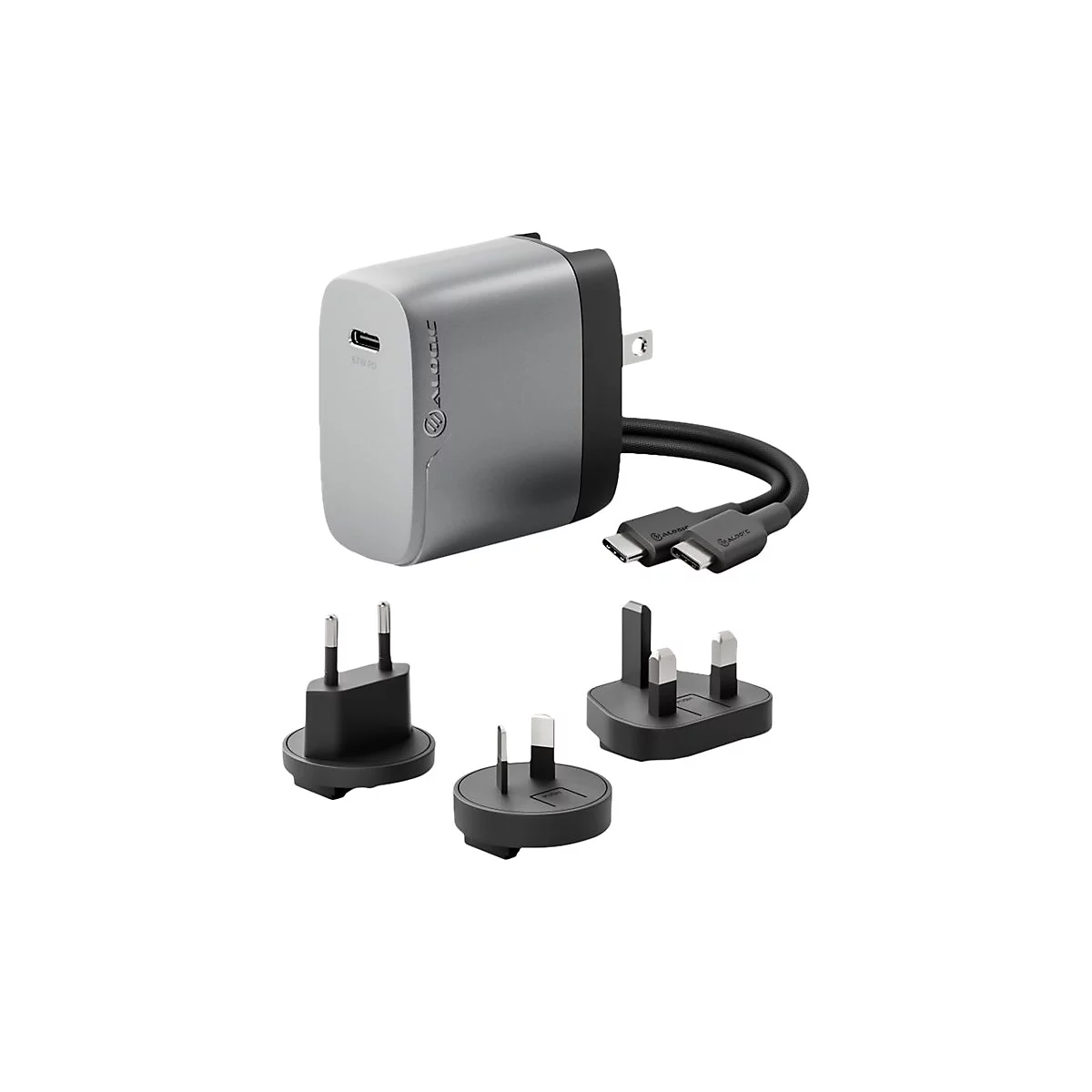 Silbernes 67W USB-C Netzteil mit Kabel und drei verschiedenen, austauschbaren Netzsteckern.