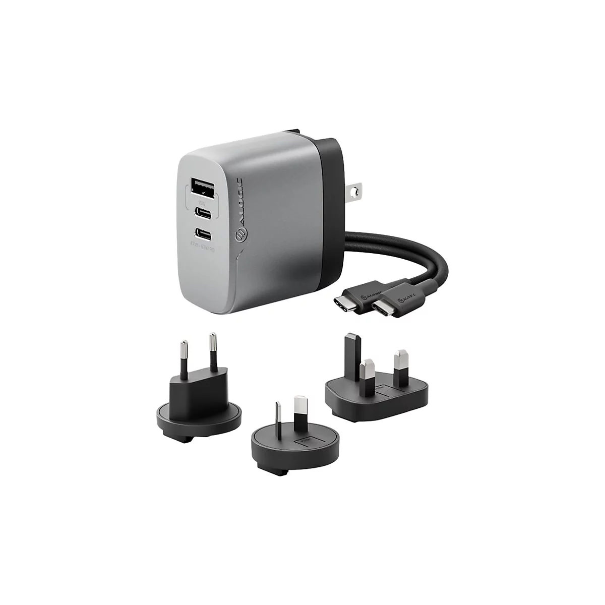 Silbernes Alogic USB-Ladegerät mit mehreren Anschlüssen, beiliegendem USB-C-Kabel und drei austauschbaren Netzstecker-Adaptern.
