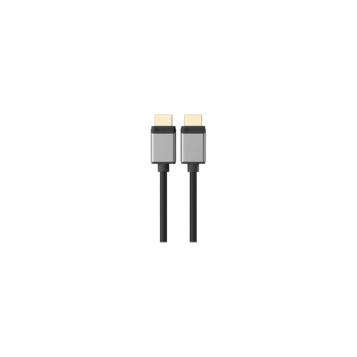Zwei HDMI-Stecker mit goldenen Anschlüssen und grauem Gehäuse sowie schwarz umflochtenem Kabel auf weißem Grund.