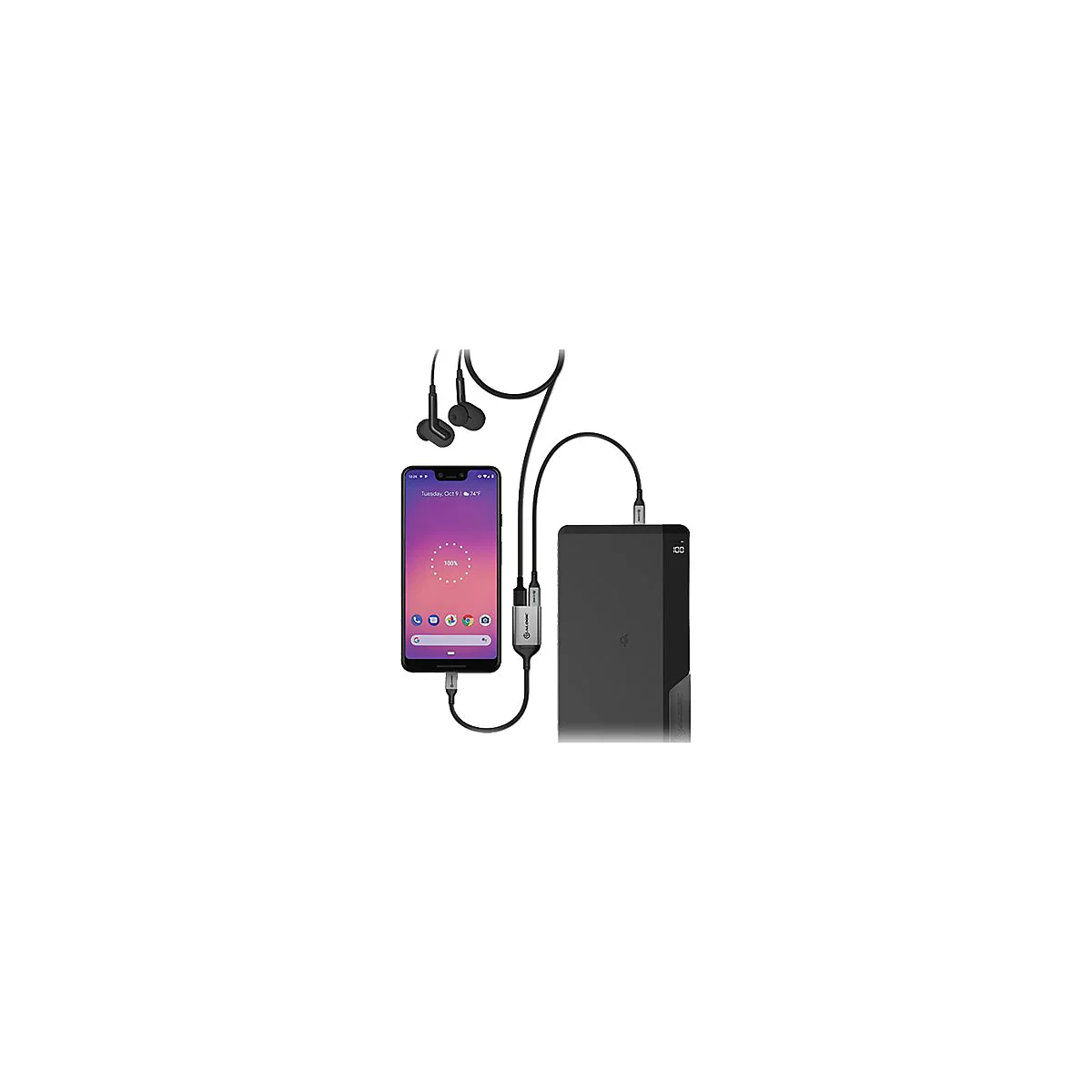 Smartphone, schwarze Kopfhörer und Powerbank verbunden durch einen silbernen Adapter auf weißem Hintergrund.