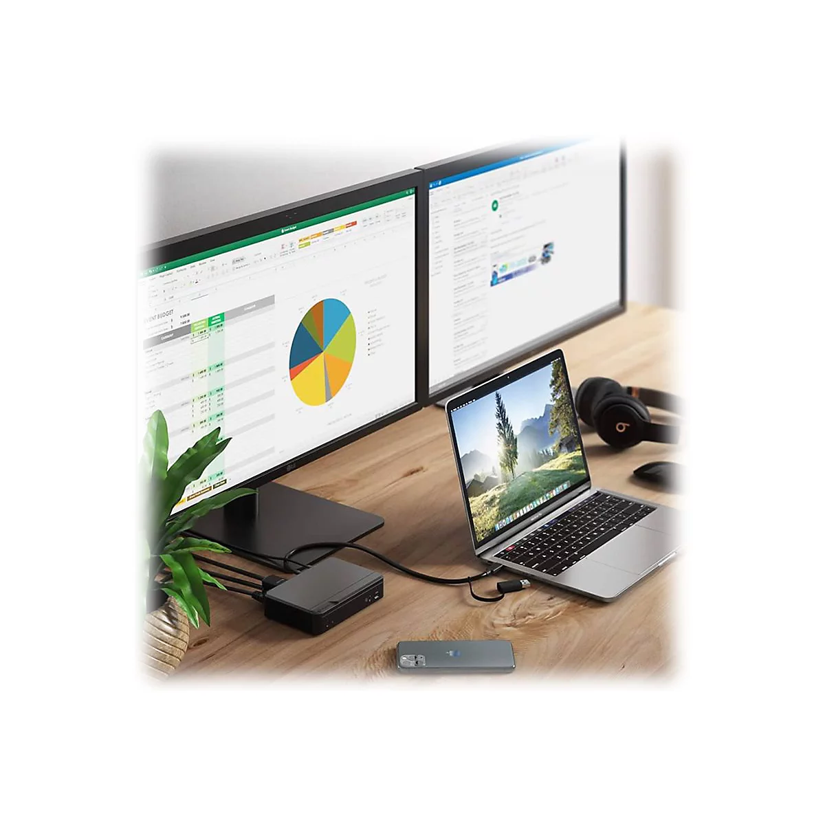 Ein Arbeitsplatz mit Laptop, zwei Monitoren, KopfhÃ¶rern und einem Dock. Auf den Monitoren sind Diagramme und Code zu sehen.