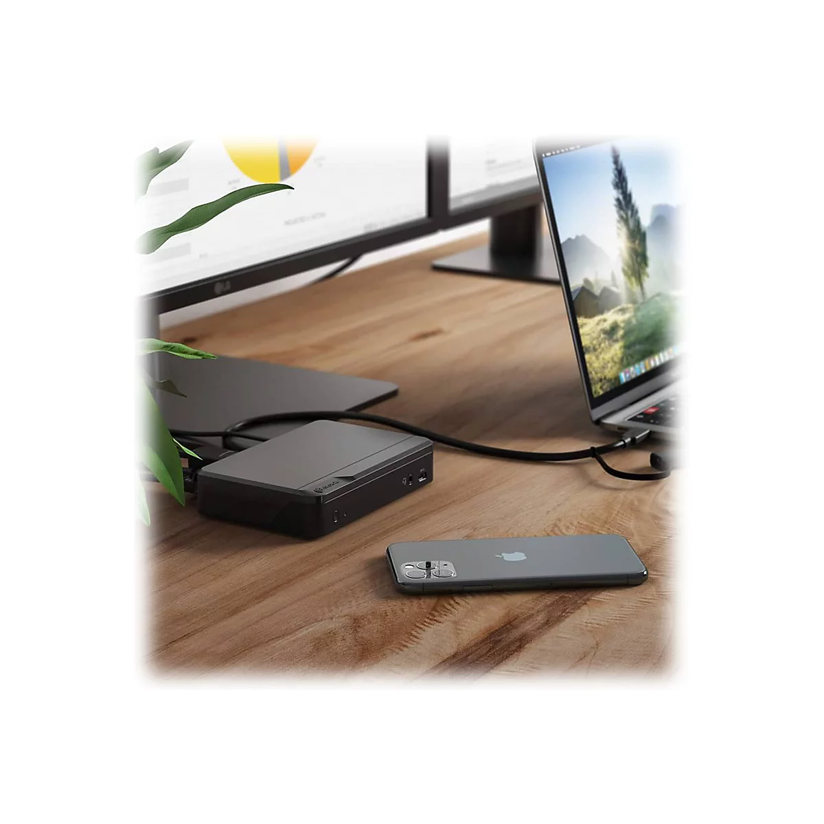Auf einem Holztisch befinden sich ein Laptop, zwei Monitore, eine schwarze Dockingstation und ein Smartphone.
