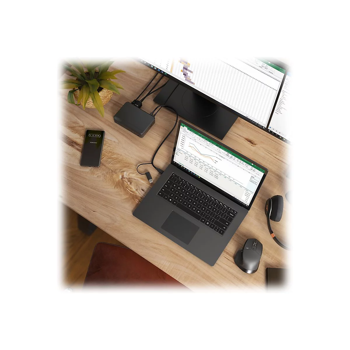 Ein Laptop, ein Monitor und ein Handy auf einem Holztisch. Kabel sind verbunden, Bildschirm mit Diagrammen. Maus und KopfhÃ¶rer liegen bereit.